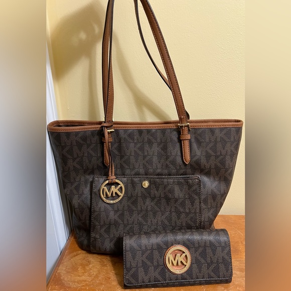 Pre-loved Michael Kors bundle with wallet